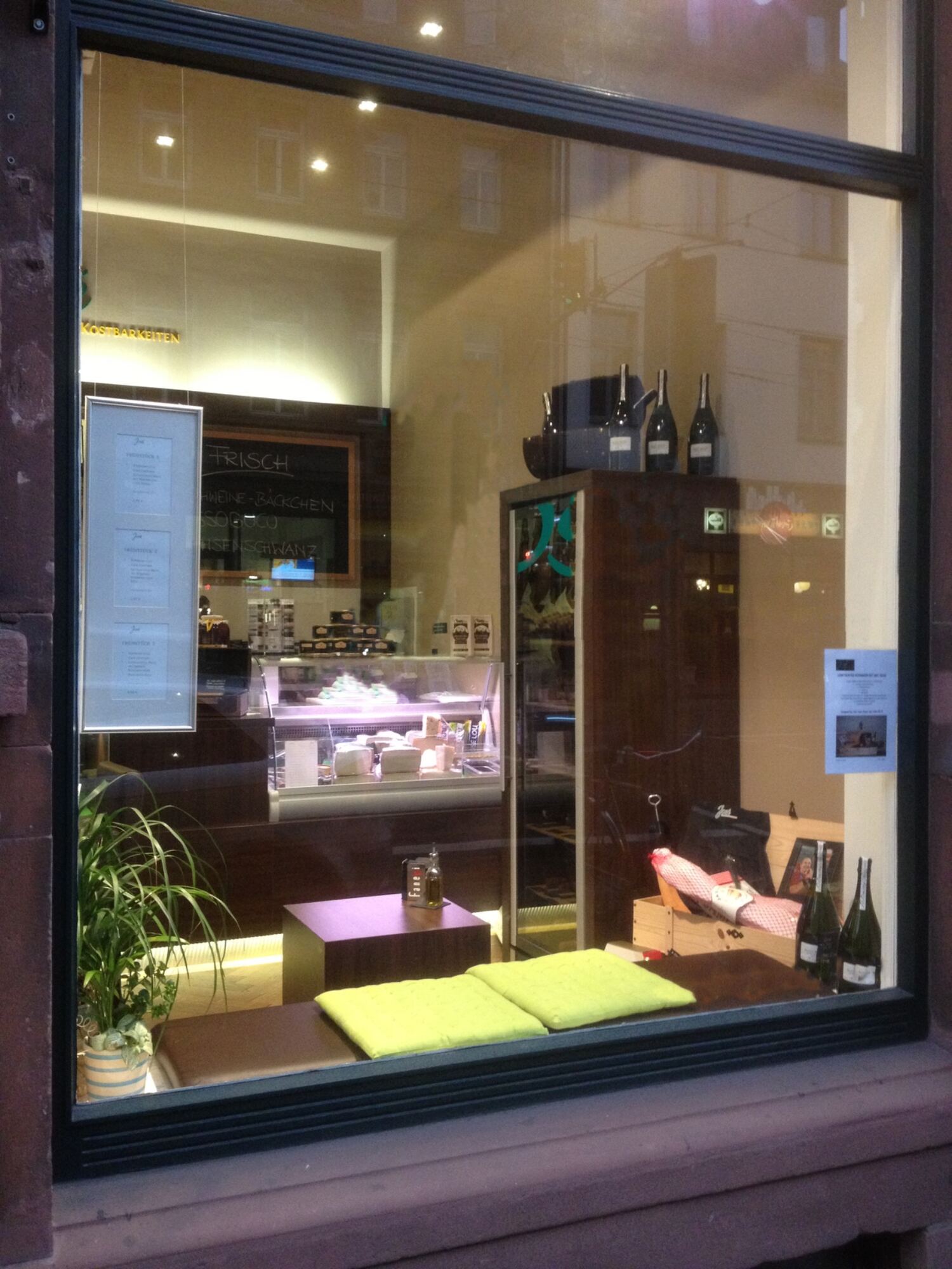 José-Schaufenster vor der Beschriftung