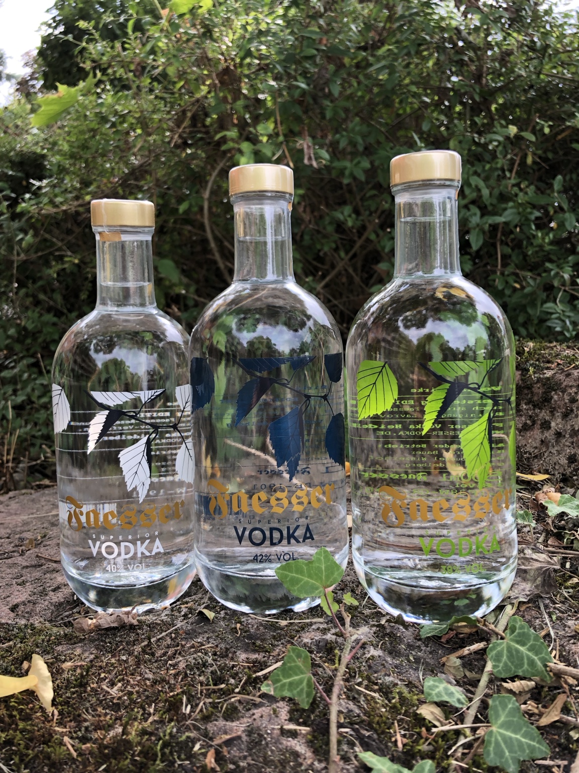Drei rundum bedruckte Faesser-Vodka-Flaschen