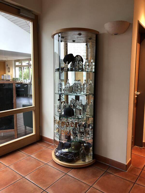 Gestaltete Präsentationsvitrine im Golfclub
