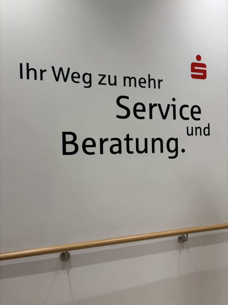 2025 wandbeschriftung sparkasse service und beratung img 6283